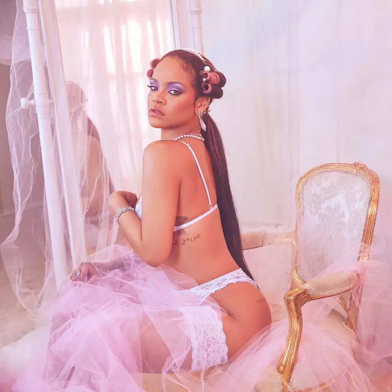 Ảnh Rihanna Trong Phong Cách Thời Trang Sang Trọng Và Nổi Bật