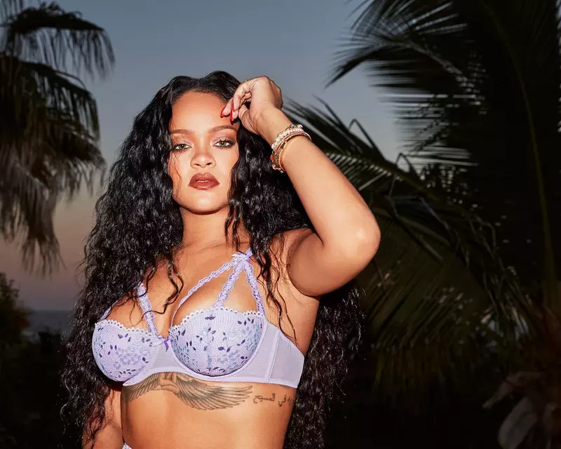 Ảnh Rihanna Với Phong Cách Nữ Tính Pha Chất Cá Tính