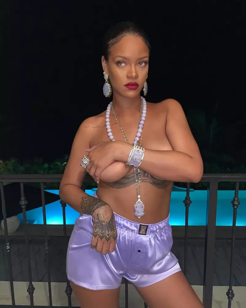 Ảnh Rihanna Với Thần Thái Tự Tin Và Năng Động