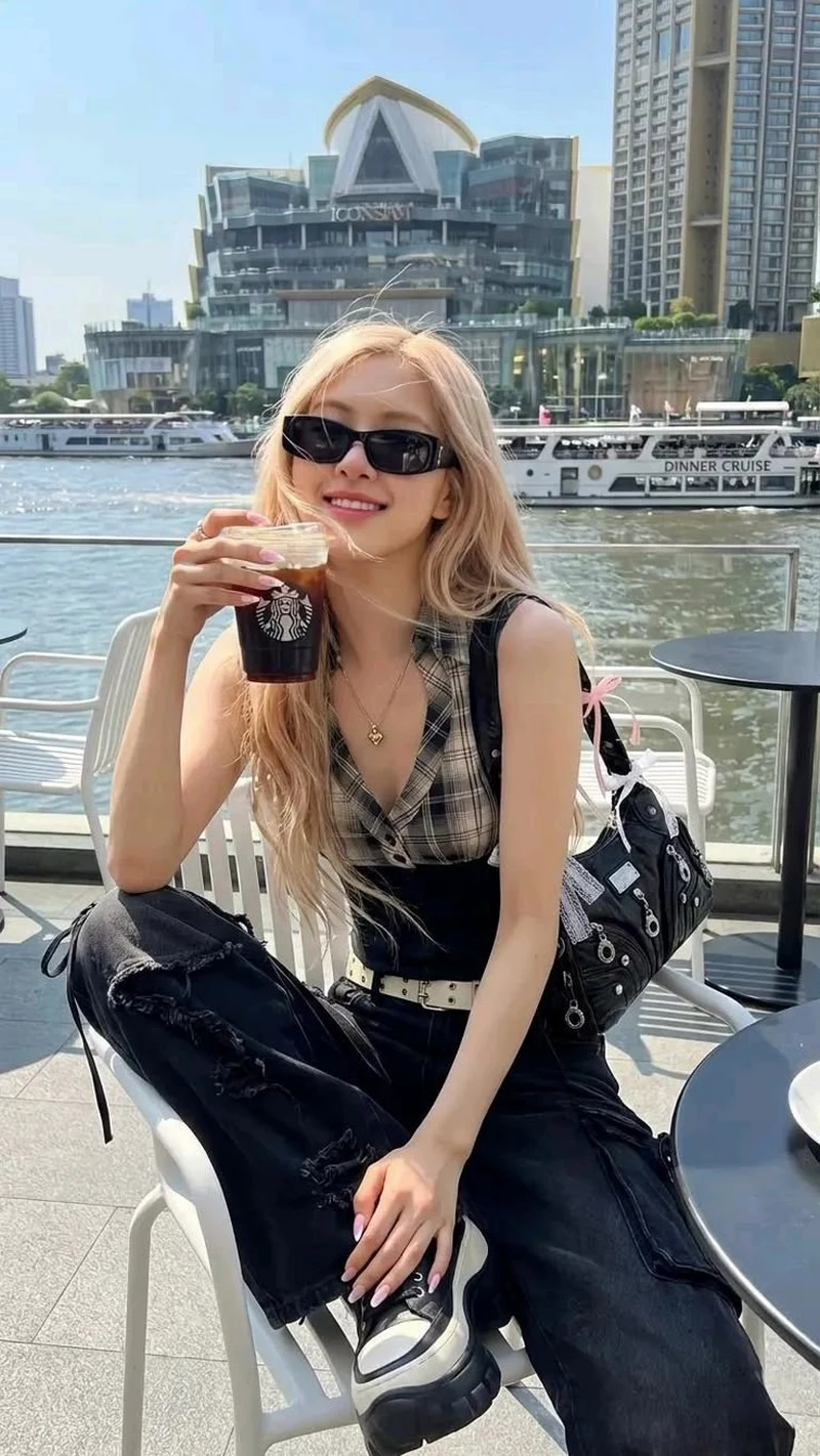 Ảnh Rosé Tạo Dáng Đẹp Trong Không Gian Hiện Đại