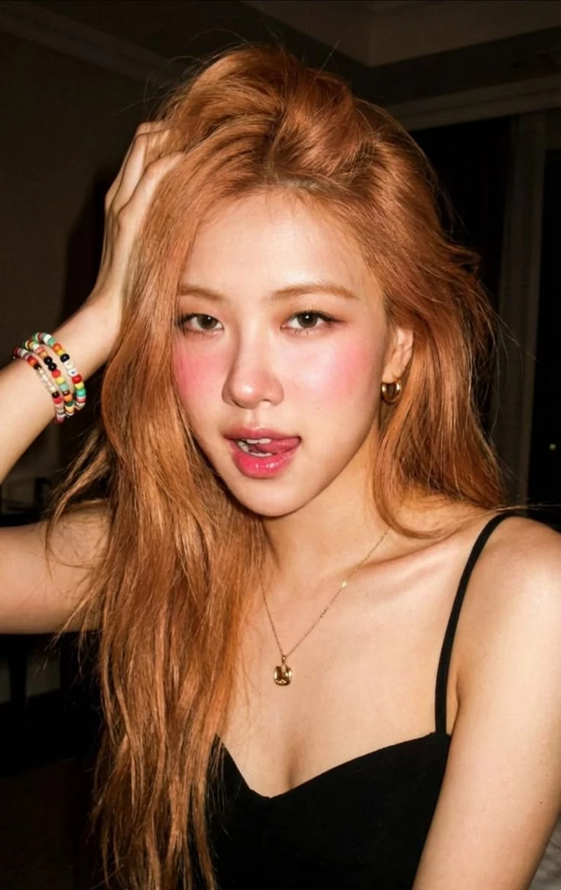 Ảnh Rosé Tạo Dáng Trong Khung Cảnh Lãng Mạn