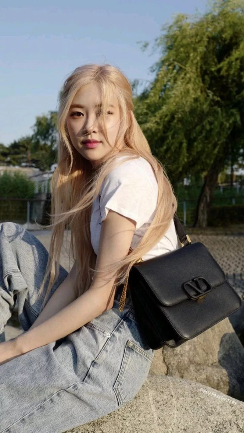 Ảnh Rosé Trong Trang Phục Thời Thượng Và Sang Trọng