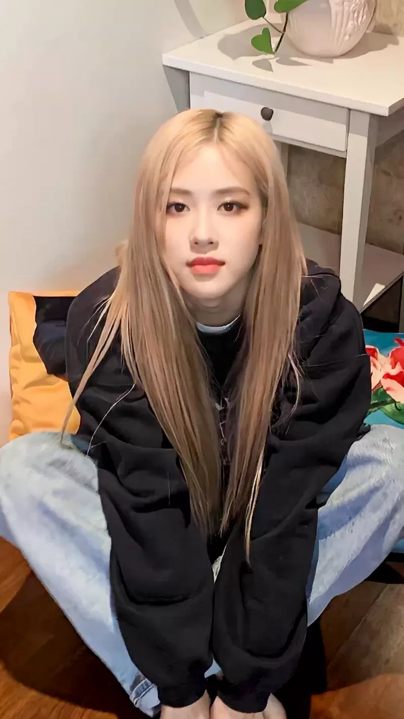 Ảnh Rosé Với Nụ Cười Ngọt Ngào Và Đầy Duyên Dáng