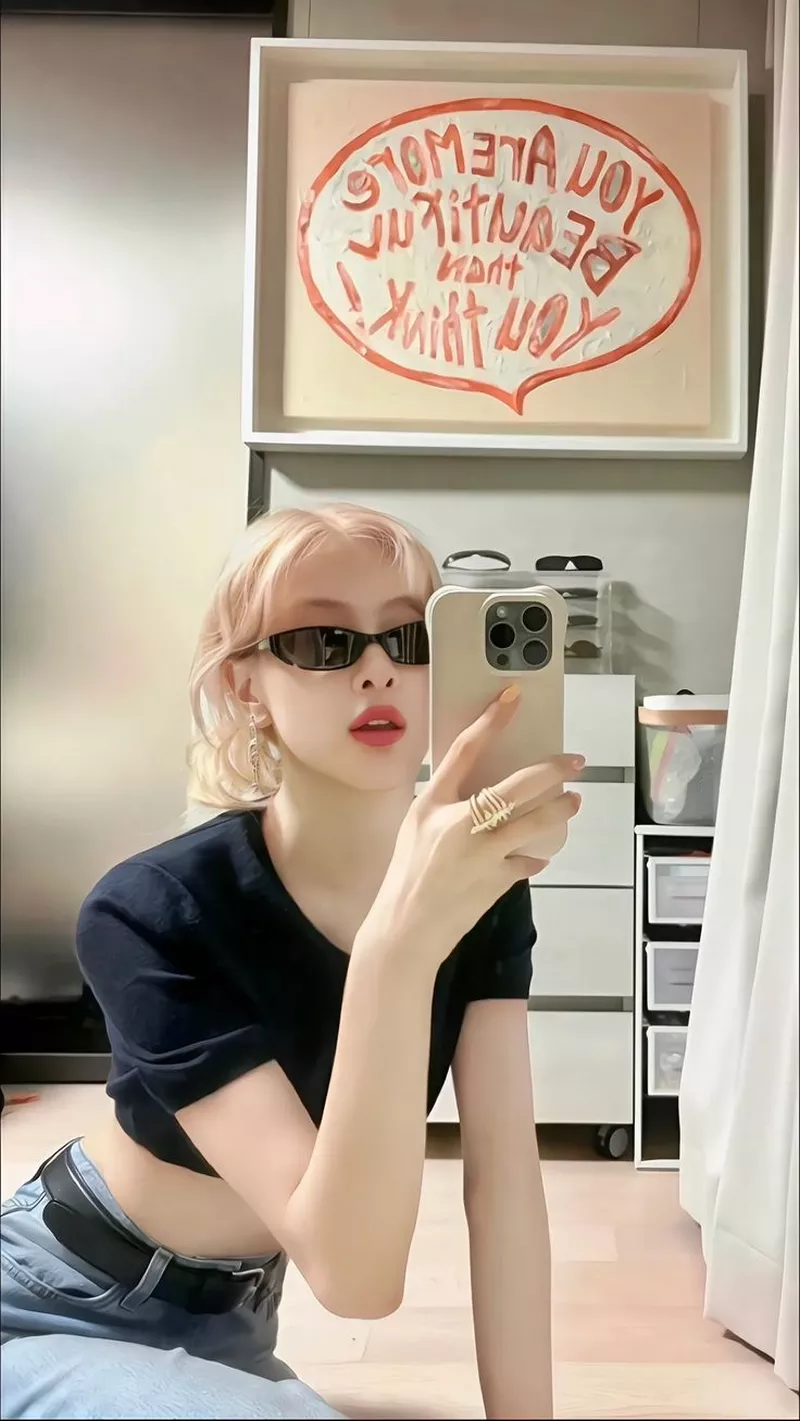 Ảnh Rosé Với Phong Cách Sang Trọng Và Thời Thượng