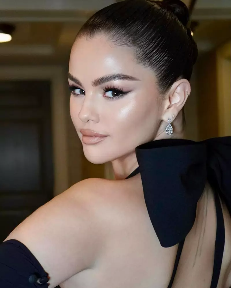 Ảnh Selena Gomez Trong Ánh Đèn Sân Khấu Đầy Nổi Bật Ảnh Selena Gomez Trong Ánh Đèn Sân Khấu Đầy Nổi Bật