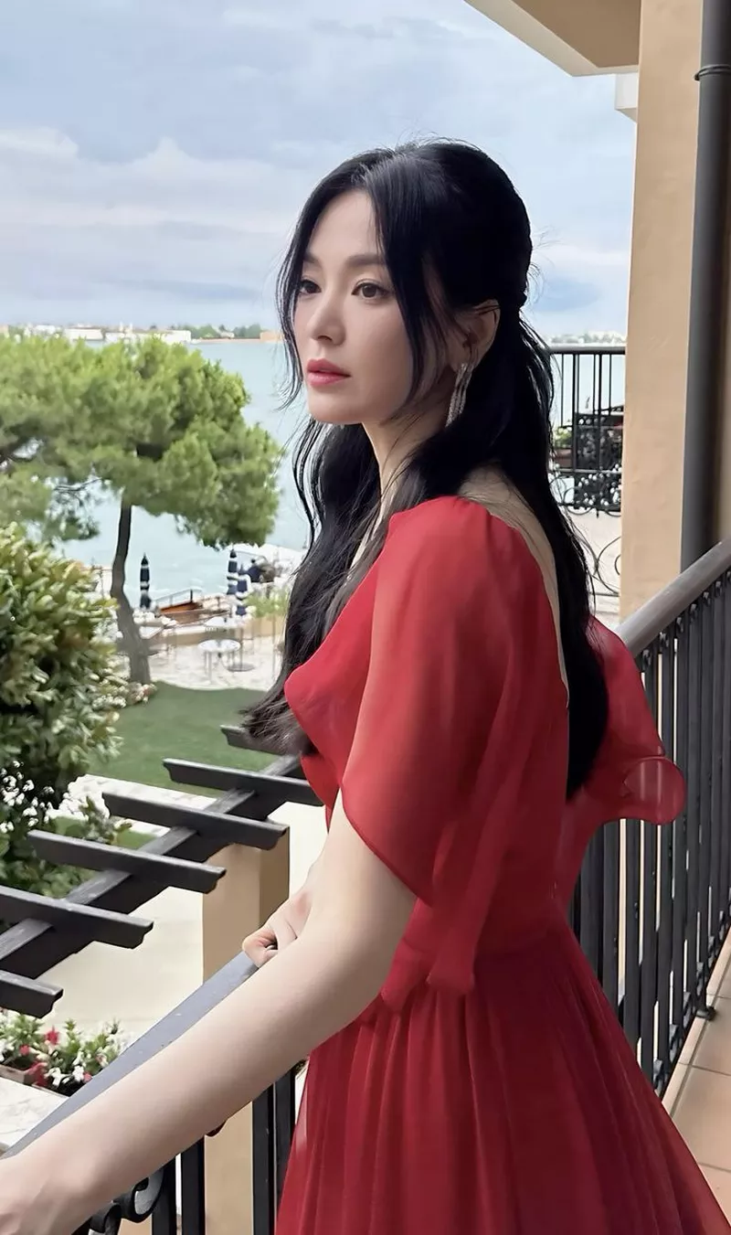 Ảnh Song Hye kyo Tạo Dáng Bên Khung Cảnh Thiên Nhiên Ảnh Song Hye kyo Tạo Dáng Bên Khung Cảnh Thiên Nhiên