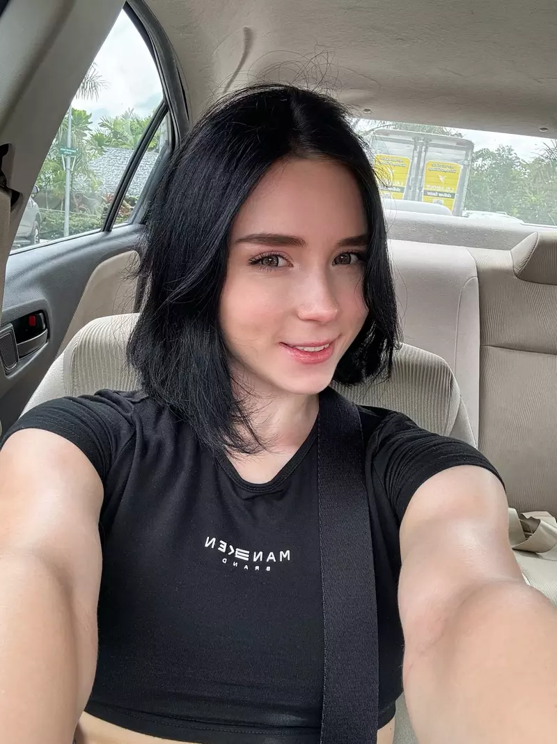 Ảnh Sweetie Fox Tạo Dáng Đầy Cuốn Hút