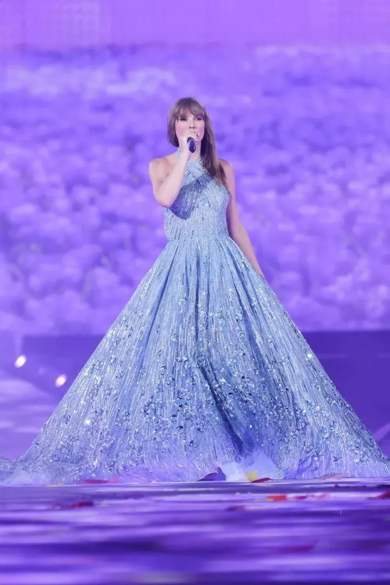 Ảnh Taylor Swift Trong Khoảnh Khắc Tự Nhiên Ảnh Taylor Swift Trong Khoảnh Khắc Tự Nhiên