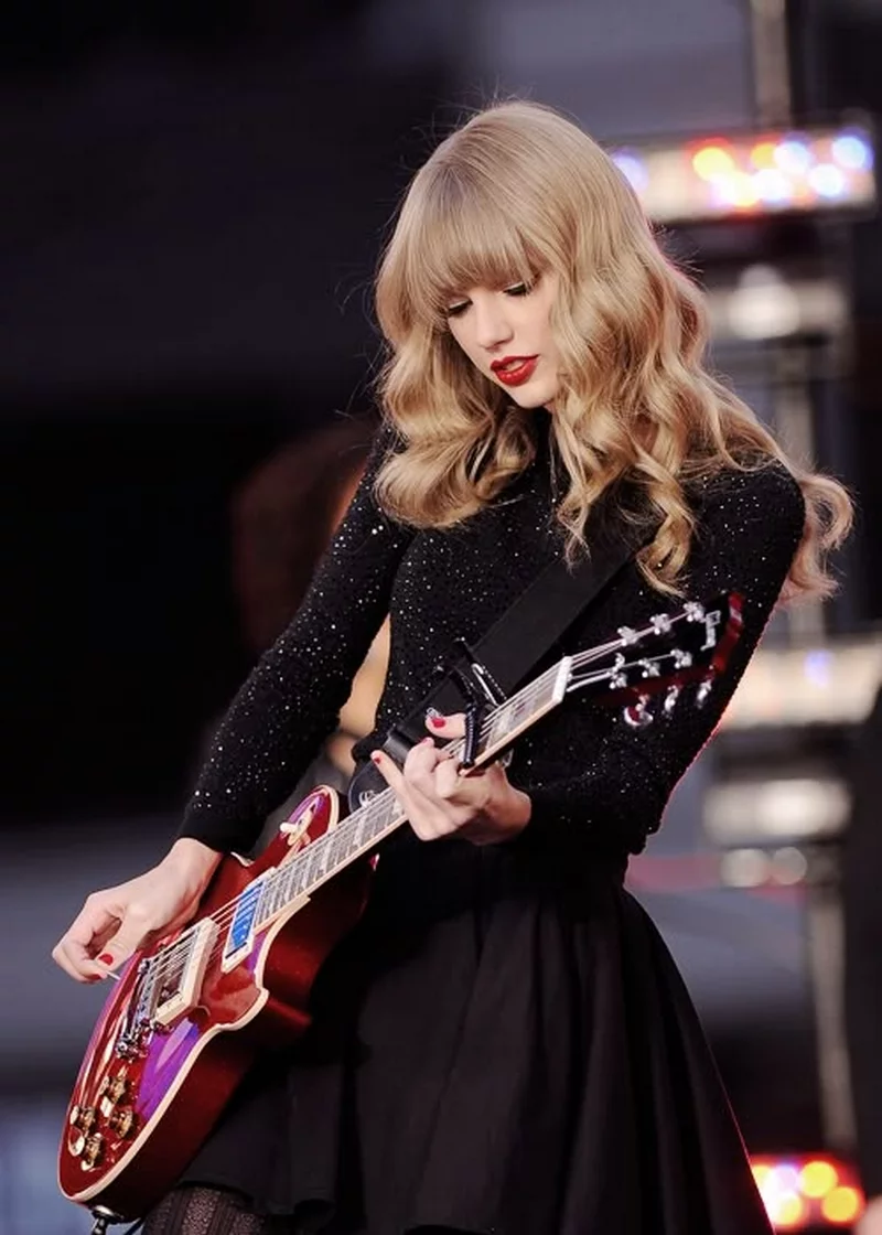 Ảnh Taylor Swift Trong Không Gian Tối Giản Ảnh Taylor Swift Trong Không Gian Tối Giản