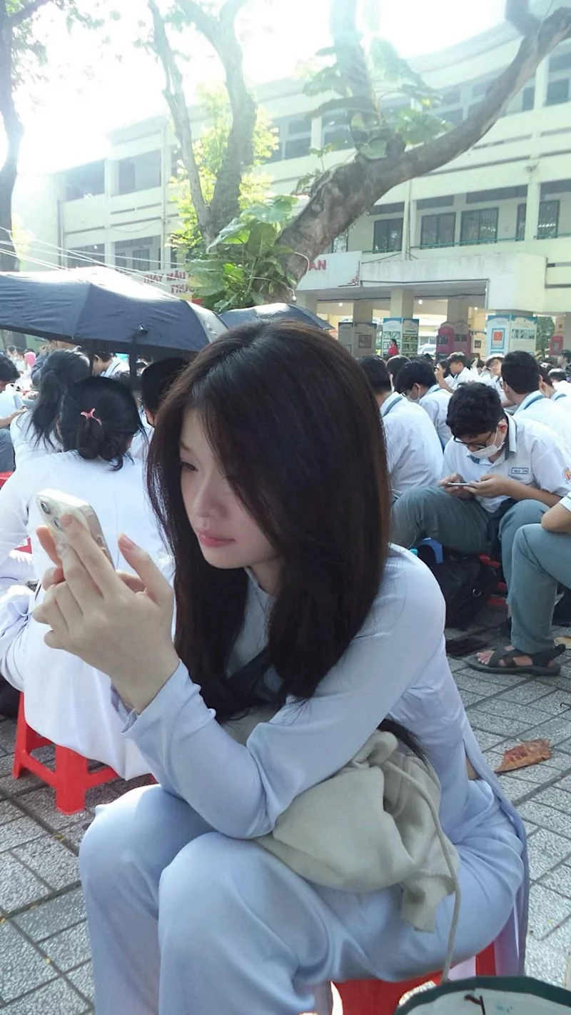 Ảnh gái xinh lớp 10 bên góc sân trường Ảnh gái xinh lớp 10 bên góc sân trường