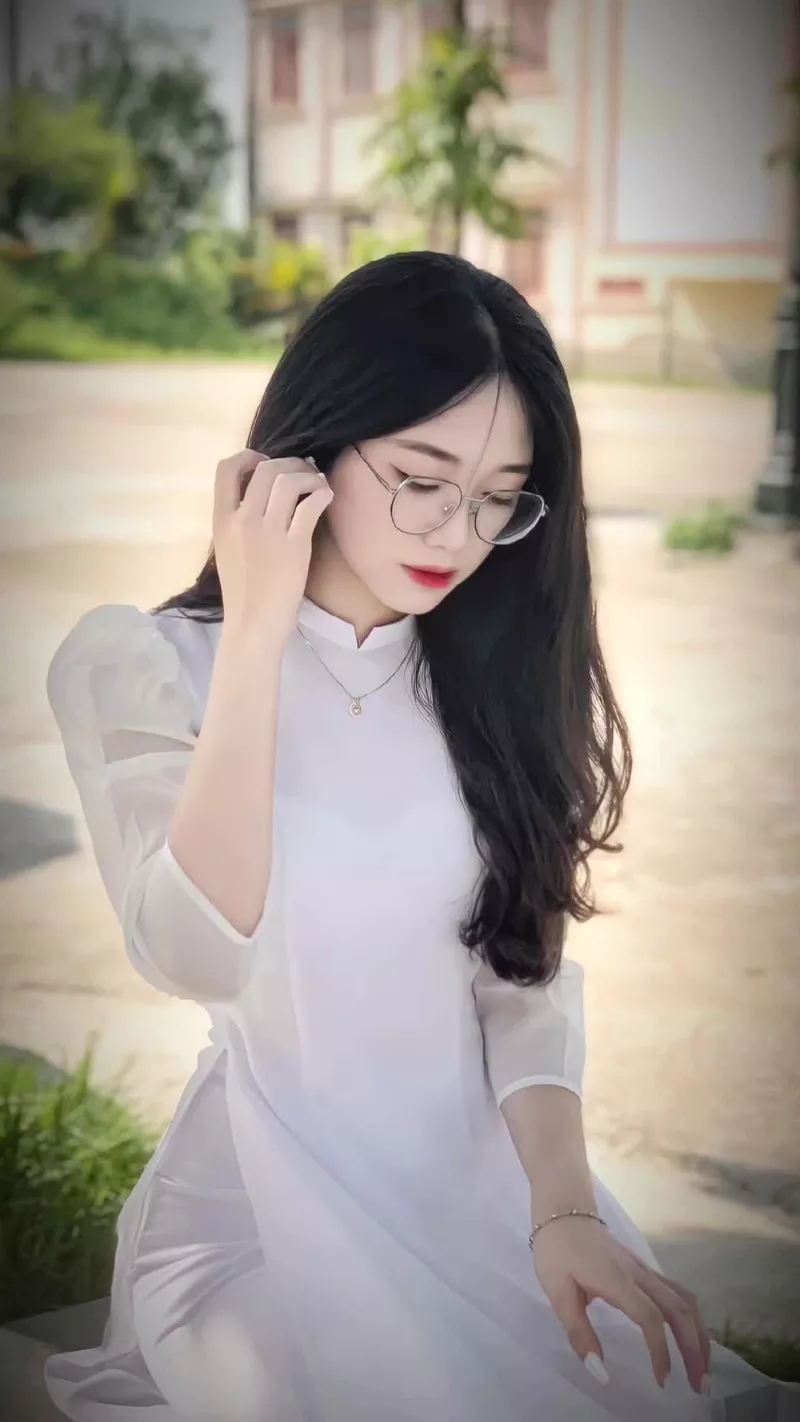 Ảnh gái xinh lớp 10 với cuốn sách trên tay Ảnh gái xinh lớp 10 với cuốn sách trên tay