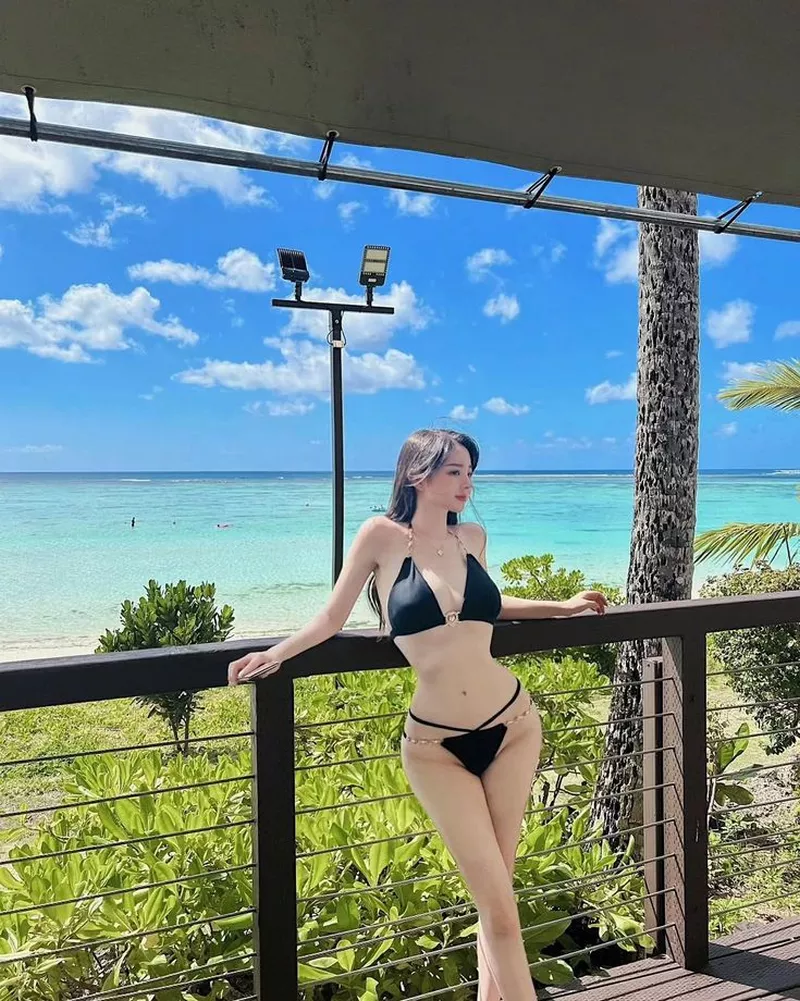 Gái Xinh Mặc Bikini Đi Biển Cùng Ánh Nắng Rực Rỡ Gái Xinh Mặc Bikini Đi Biển Cùng Ánh Nắng Rực Rỡ