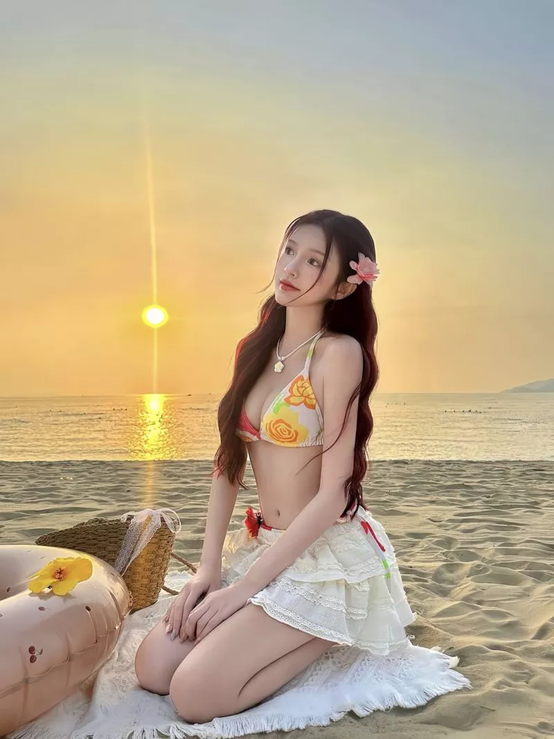Gái Xinh Mặc Bikini Đi Biển Tạo Dáng Bên Hàng Dừa Gái Xinh Mặc Bikini Đi Biển Tạo Dáng Bên Hàng Dừa
