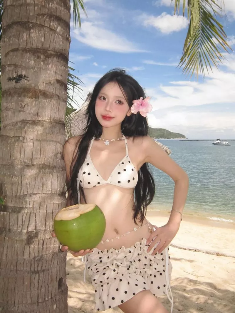 Gái Xinh Mặc Bikini Đi Biển Tạo Dáng Cạnh Những Con Sóng Gái Xinh Mặc Bikini Đi Biển Tạo Dáng Cạnh Những Con Sóng