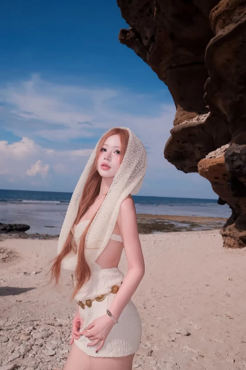 Gái Xinh Mặc Bikini Đi Biển Tạo Dáng Dưới Bầu Trời Xanh Gái Xinh Mặc Bikini Đi Biển Tạo Dáng Dưới Bầu Trời Xanh