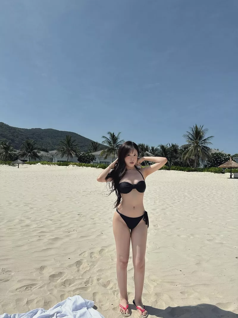 Gái Xinh Mặc Bikini Đi Biển Trong Buổi Chiều Nắng Nhẹ Gái Xinh Mặc Bikini Đi Biển Trong Buổi Chiều Nắng Nhẹ