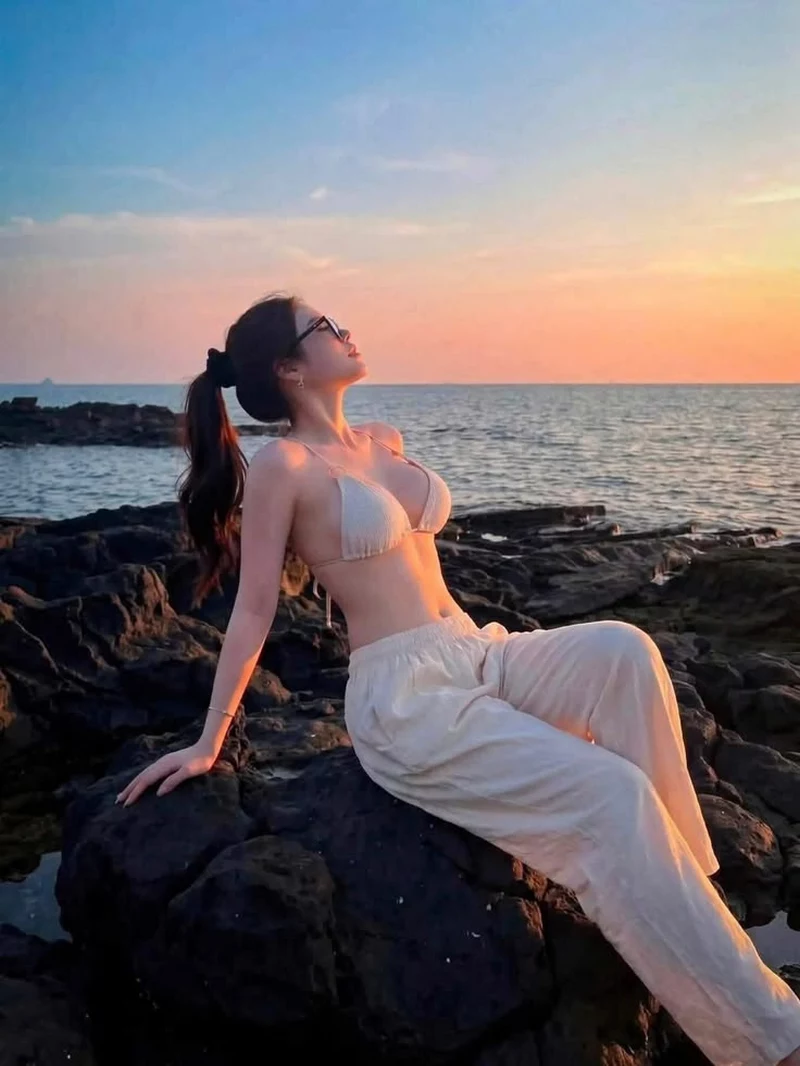 Gái Xinh Mặc Bikini Đi Biển Với Khung Cảnh Hoàng Hôn Lãng Mạn Gái Xinh Mặc Bikini Đi Biển Với Khung Cảnh Hoàng Hôn Lãng Mạn