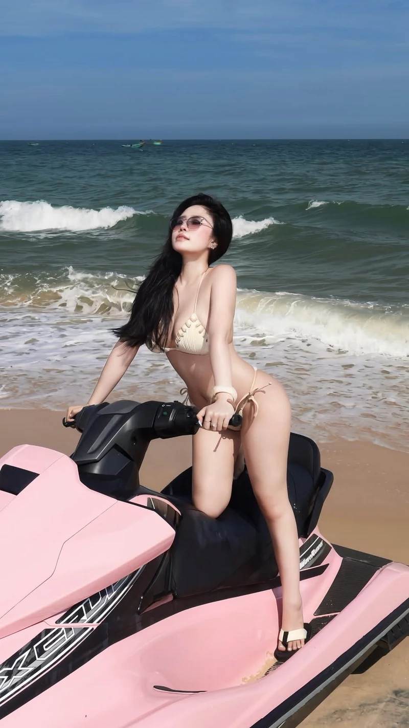 Gái Xinh Mặc Bikini Đi Biển Với Vẻ Ngoài Tươi Tắn Gái Xinh Mặc Bikini Đi Biển Với Vẻ Ngoài Tươi Tắn