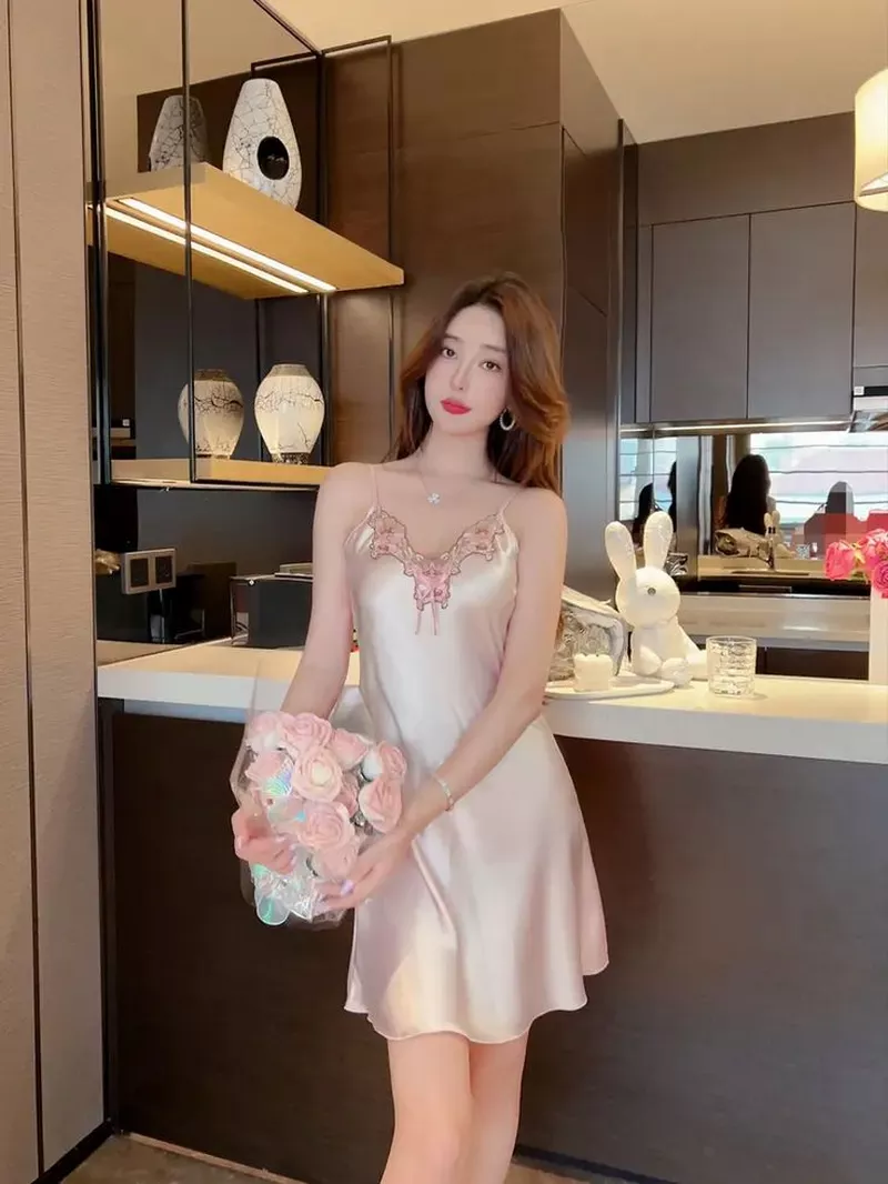 Gái Xinh Mặc Đồ Ngủ Tạo Dáng Bên Cửa Sổ Đầy Ánh Sáng Gái Xinh Mặc Đồ Ngủ Tạo Dáng Bên Cửa Sổ Đầy Ánh Sáng