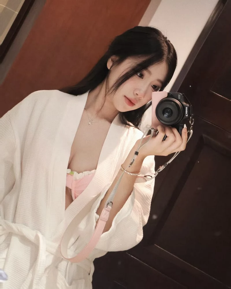 Gái Xinh Mặc Đồ Ngủ Tạo Dáng Trên Chiếc Giường Ấm Áp Gái Xinh Mặc Đồ Ngủ Tạo Dáng Trên Chiếc Giường Ấm Áp