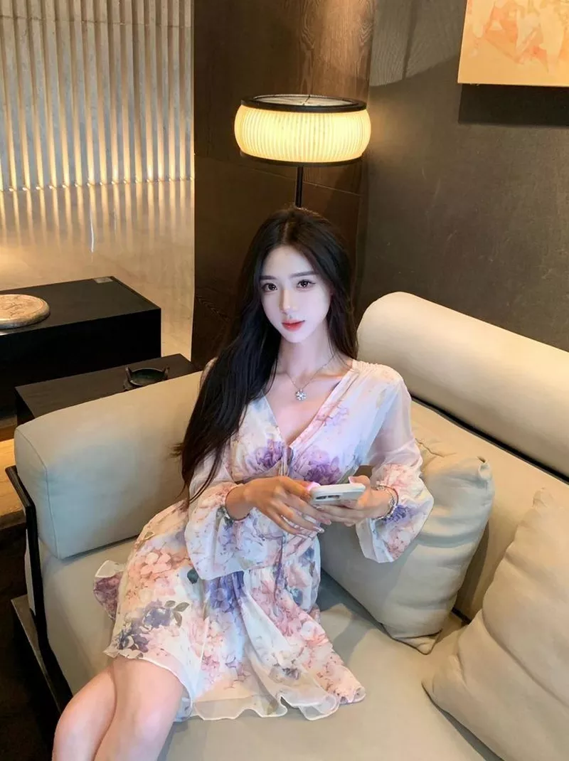 Gái Xinh Mặc Đồ Ngủ Trong Khoảnh Khắc Đọc Sách Tại Nhà Gái Xinh Mặc Đồ Ngủ Trong Khoảnh Khắc Đọc Sách Tại Nhà