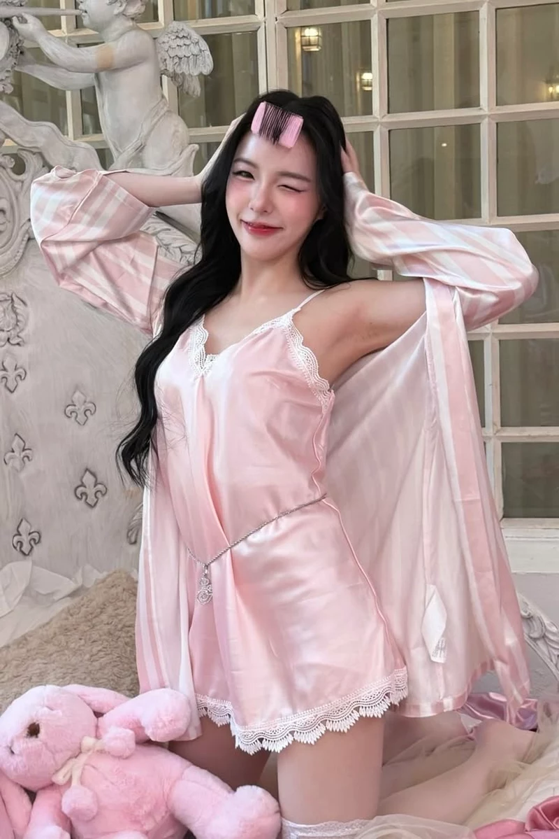 Gái Xinh Mặc Đồ Ngủ Với Nụ Cười Rạng Rỡ Và Tự Nhiên Gái Xinh Mặc Đồ Ngủ Với Nụ Cười Rạng Rỡ Và Tự Nhiên