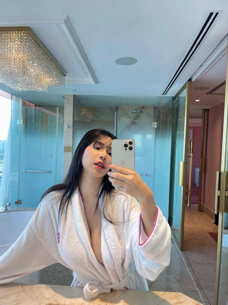 Gái Xinh Mặc Đồ Ngủ Với Nụ Cười Tươi Tắn Và Đáng Yêu Gái Xinh Mặc Đồ Ngủ Với Nụ Cười Tươi Tắn Và Đáng Yêu