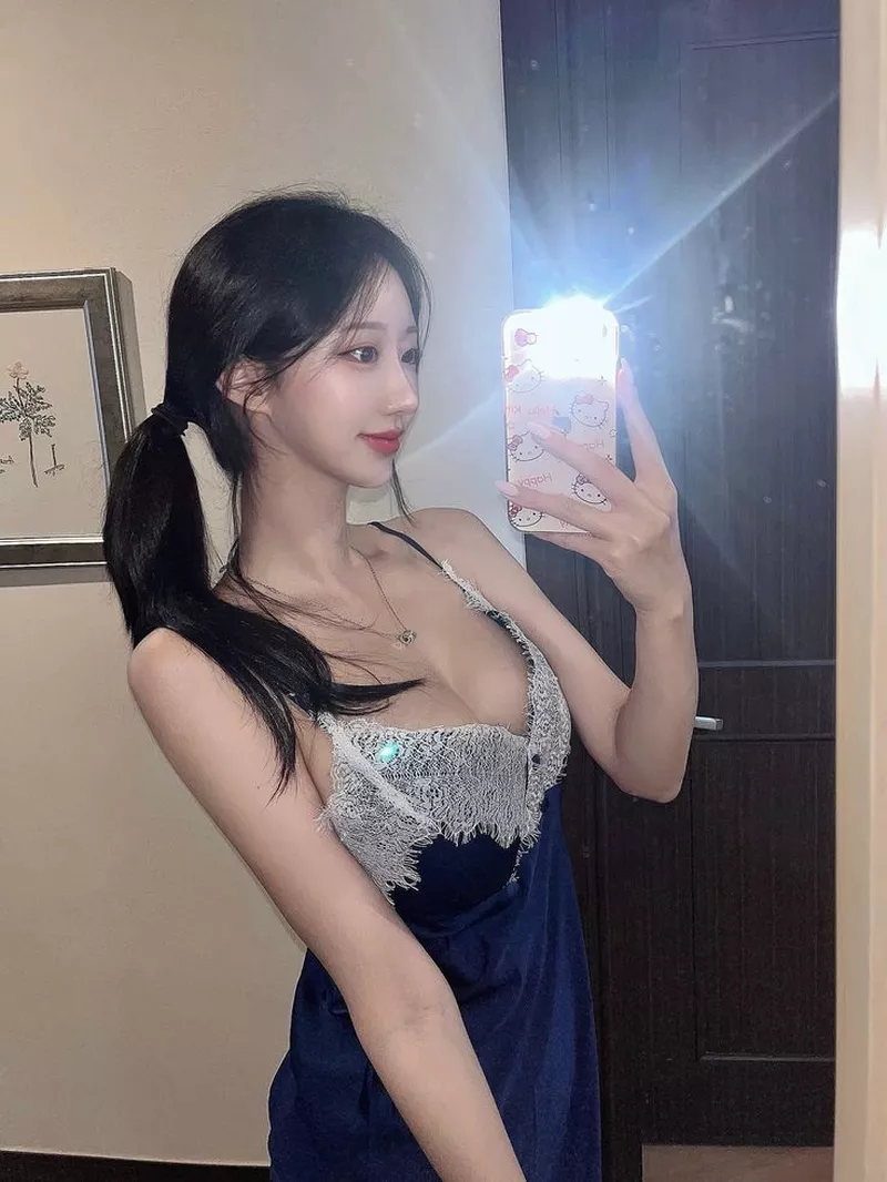 Gái Xinh Mặc Đồ Ngủ Với Vẻ Ngoài Rạng Rỡ Và Đáng Mến Gái Xinh Mặc Đồ Ngủ Với Vẻ Ngoài Rạng Rỡ Và Đáng Mến