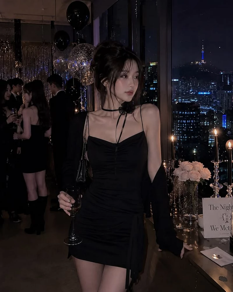 Gái Xinh Trung Quốc Mặc Váy Ngắn Tạo Dáng Bên Khung Cửa Gái Xinh Trung Quốc Mặc Váy Ngắn Tạo Dáng Bên Khung Cửa