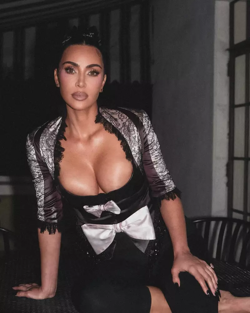 Kim Kardashian Tạo Dáng Đầy Cuốn Hút