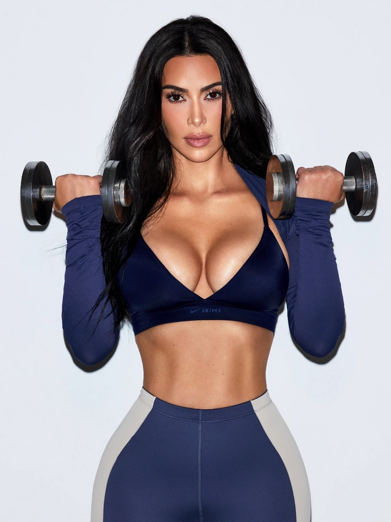 Kim Kardashian Tạo Dáng Đẹp Và Ấn Tượng