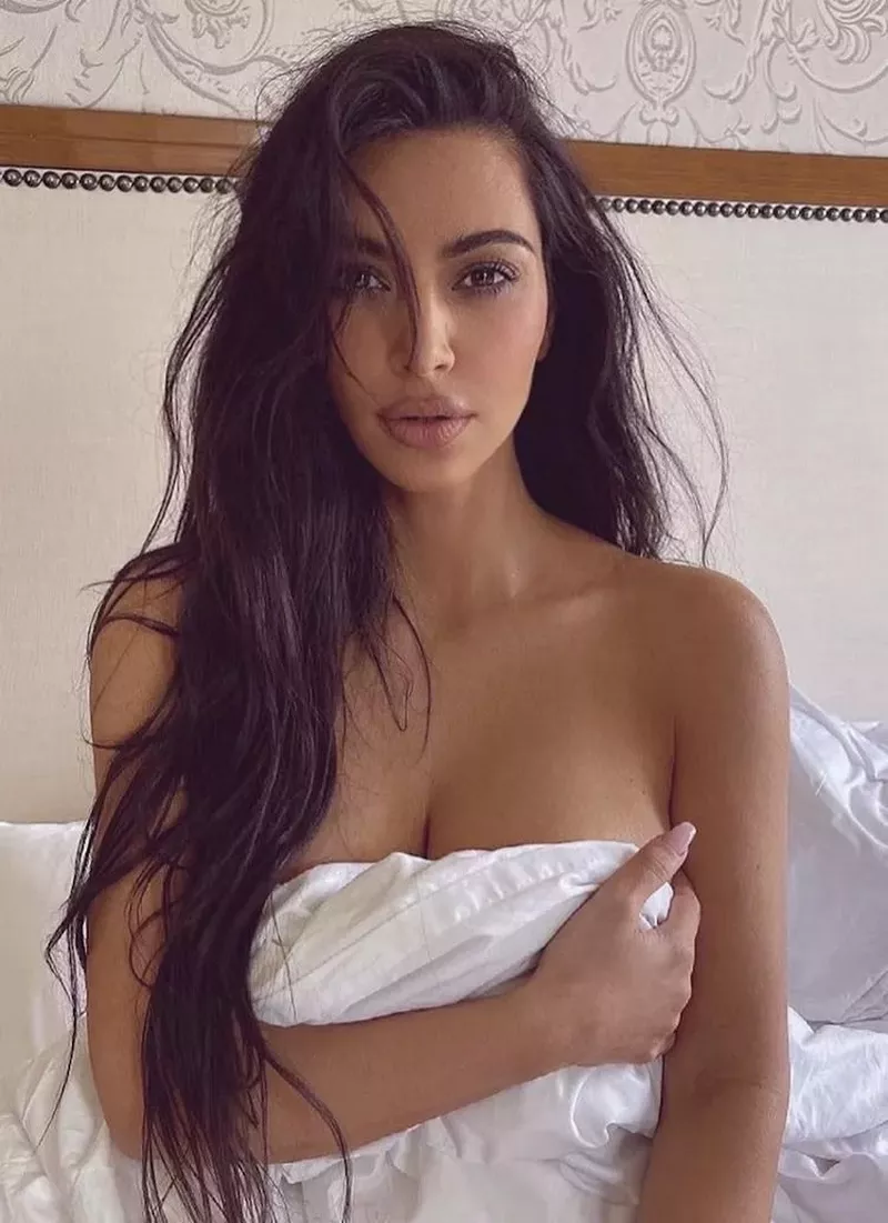 Kim Kardashian Tạo Dáng Trước Ống Kính