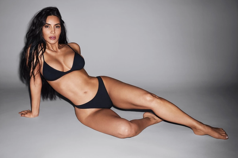 Kim Kardashian Trong Bộ Trang Phục Đầy Nữ Tính
