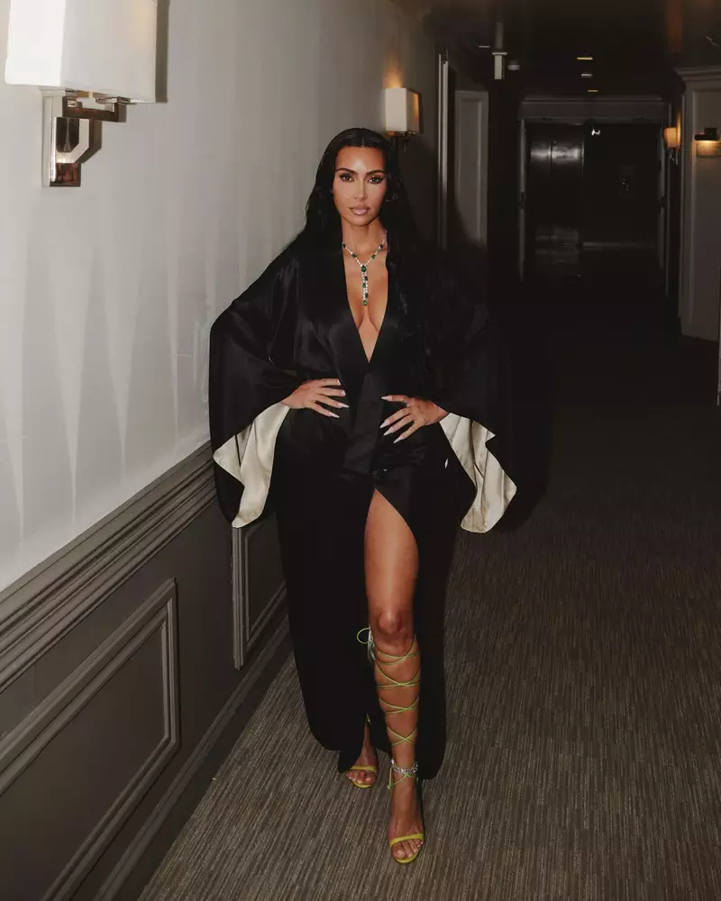 Kim Kardashian Trong Khung Cảnh Lãng Mạn