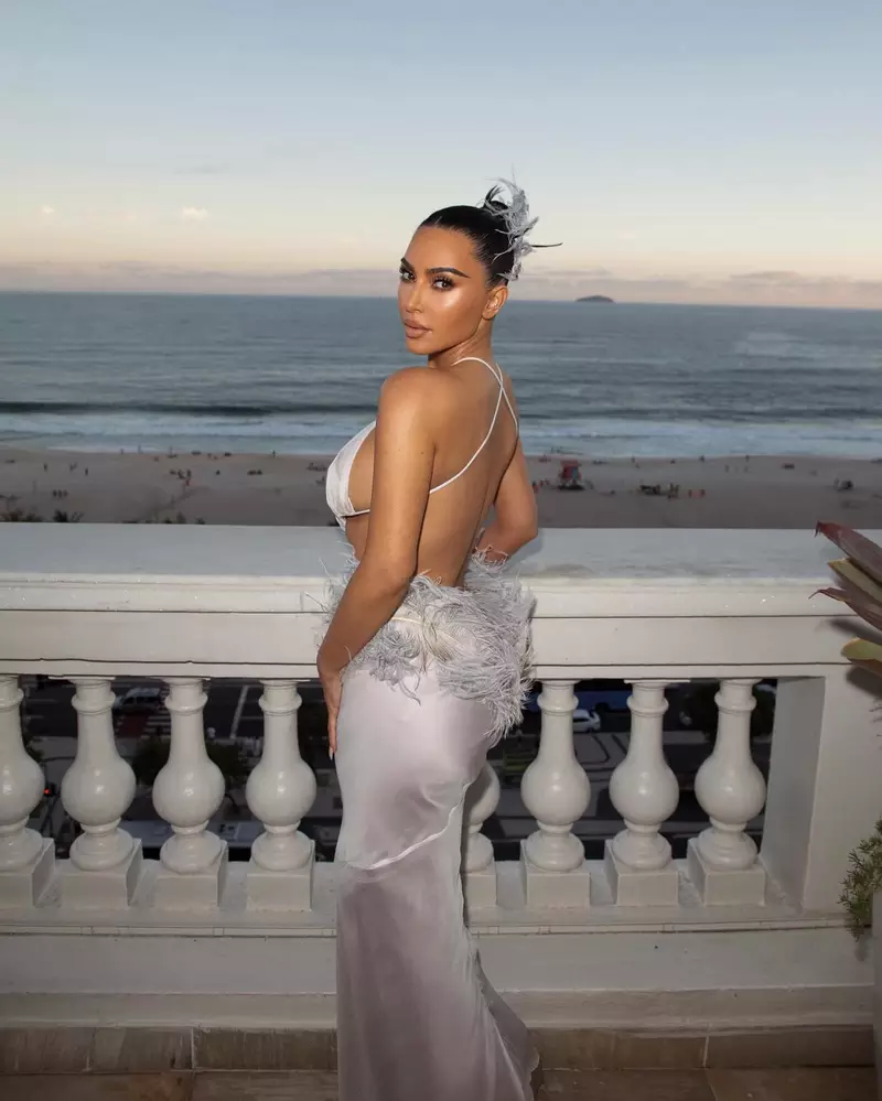 Kim Kardashian Trong Outfit Cá Tính