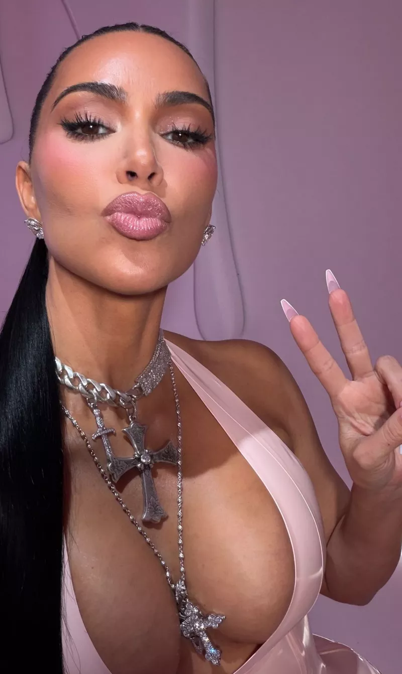 Kim Kardashian Trong Phong Cách Thời Trang Đẳng Cấp