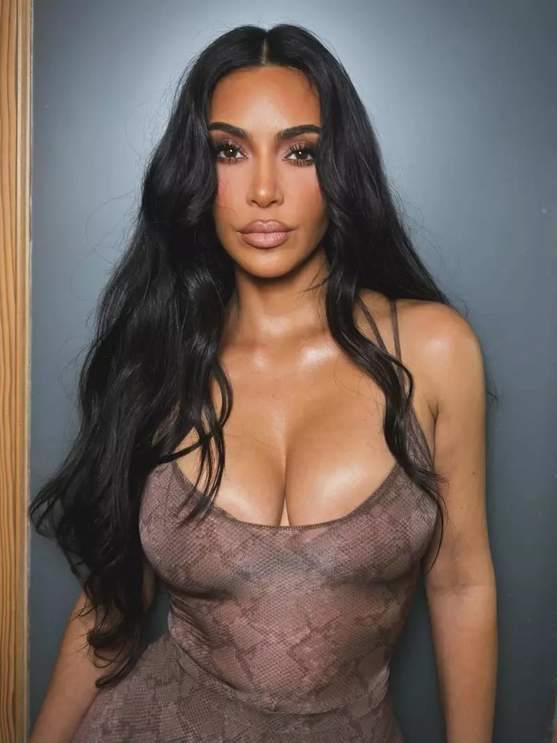 Kim Kardashian Trong Phong Cách Trẻ Trung