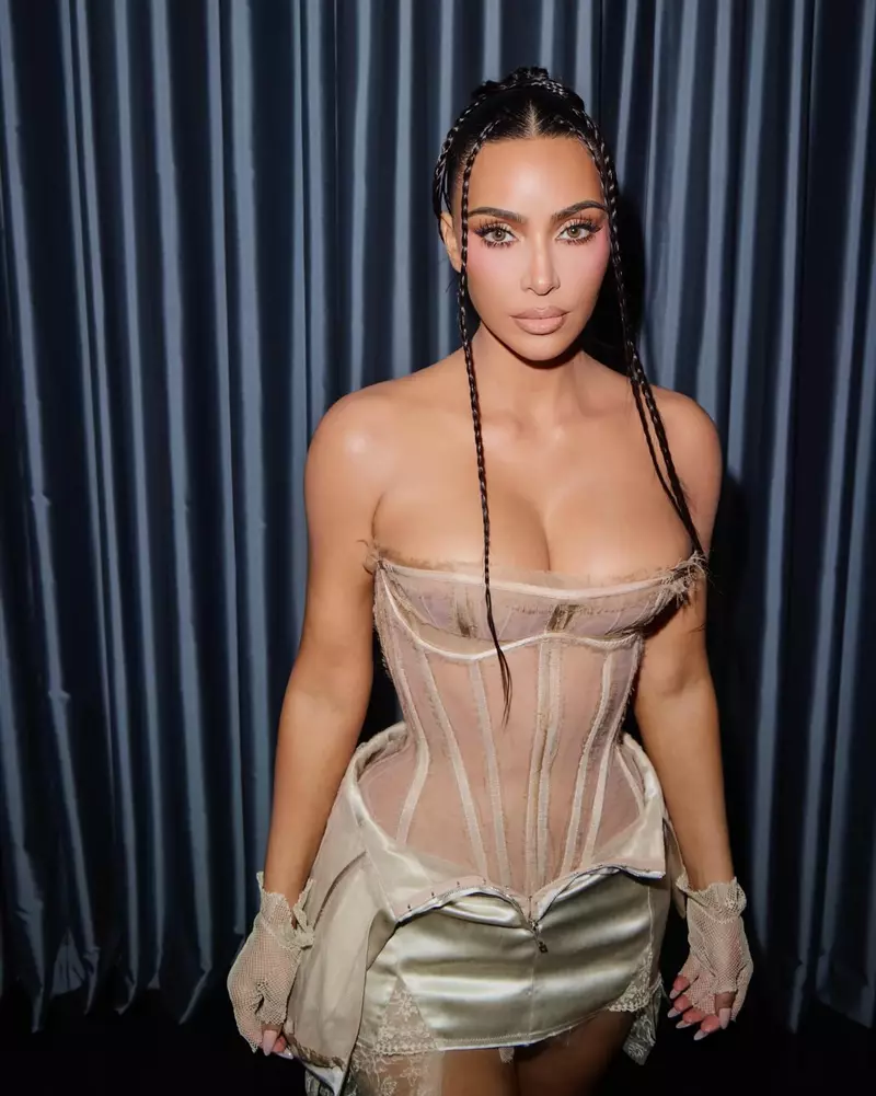 Kim Kardashian Với Ánh Mắt Sắc Sảo