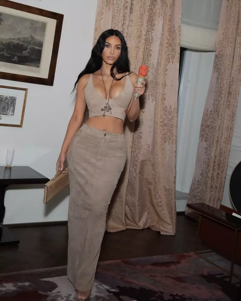 Kim Kardashian Với Góc Chụp Cận Mặt Ấn Tượng