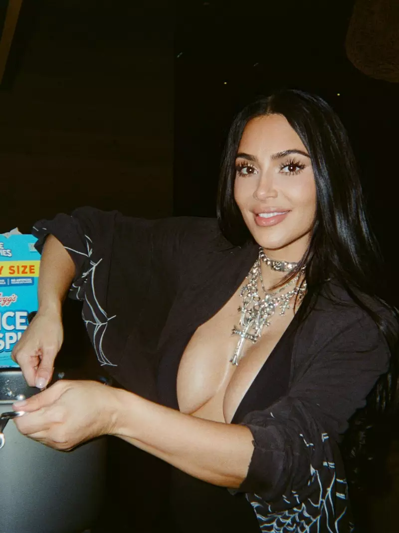 Kim Kardashian Với Nụ Cười Đầy Sức Hút