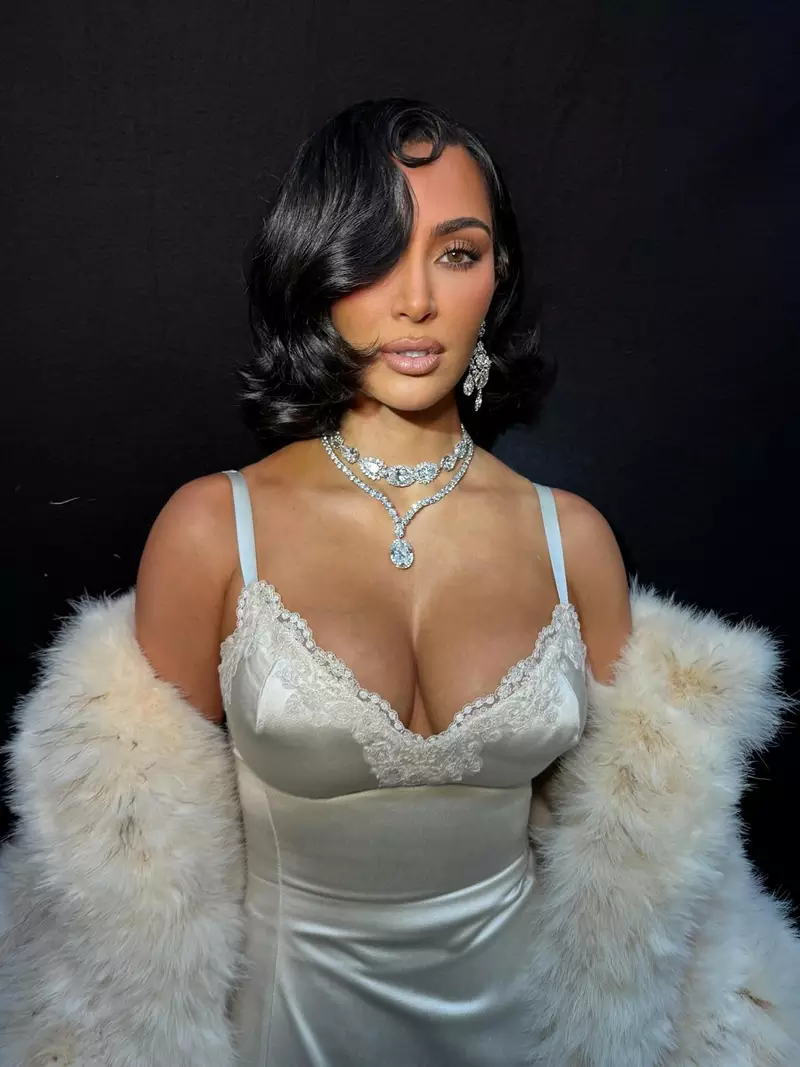 Kim Kardashian Với Phong Cách Chụp Ảnh Nghệ Thuật