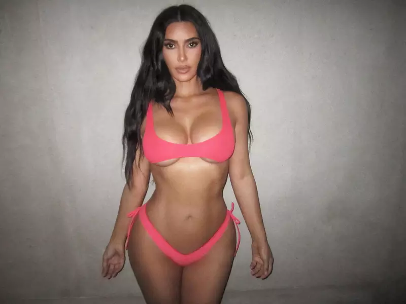 Kim Kardashian Với Phong Cách Cổ Điển