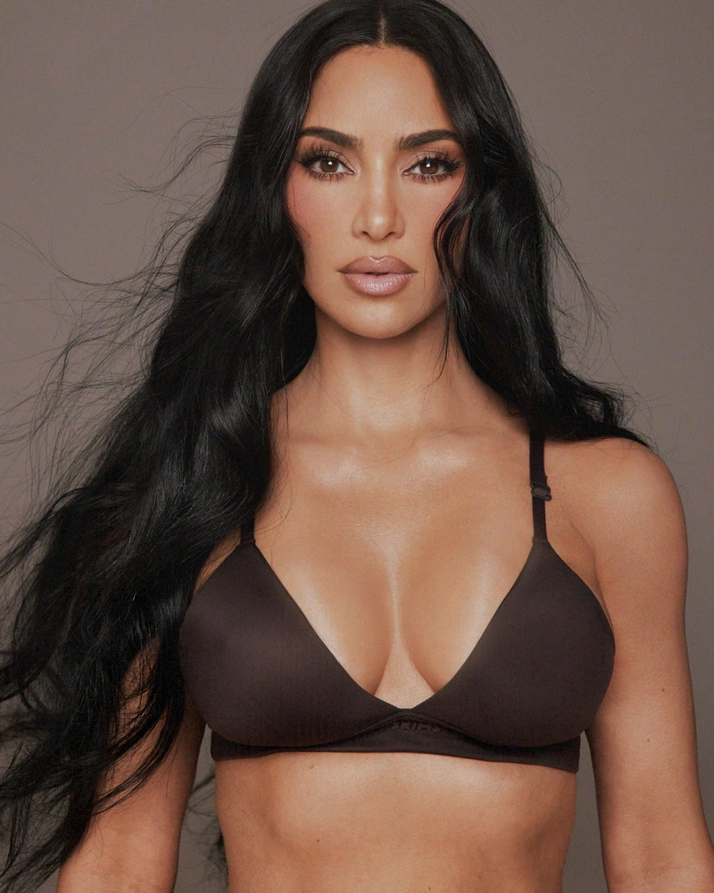 Kim Kardashian Với Phong Cách Hiện Đại