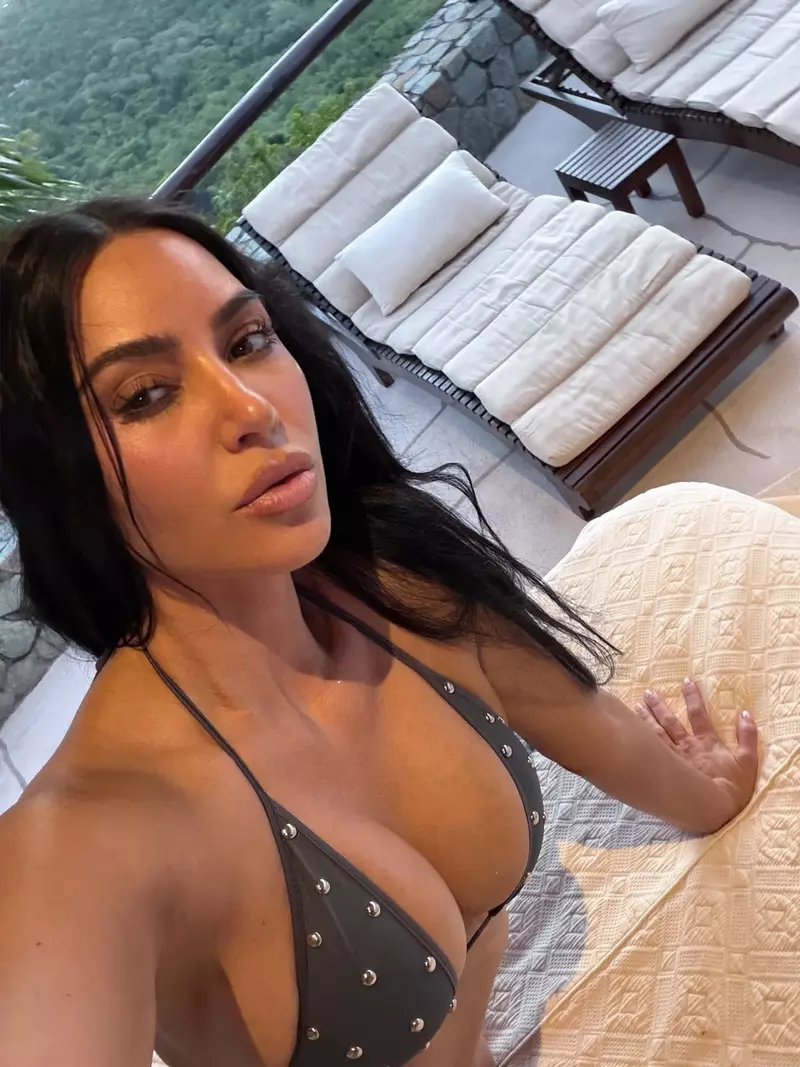 Kim Kardashian Với Thần Thái Nổi Bật