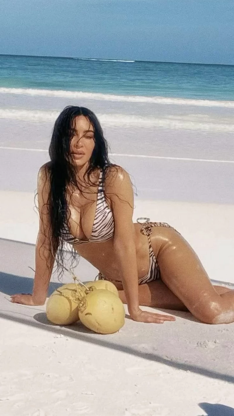 Kim Kardashian Với Vẻ Đẹp Sang Trọng Và Cuốn Hút