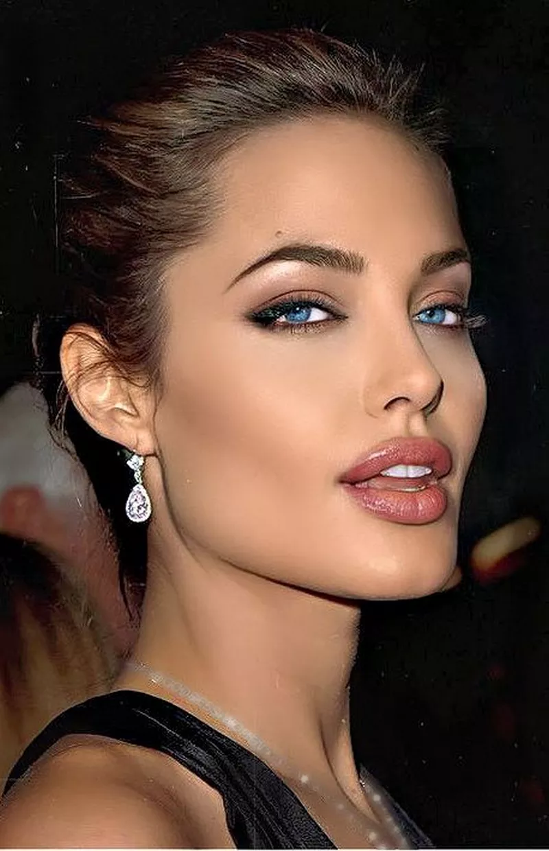 Ảnh Angelina Jolie Tạo Dáng Trong Không Gian Sang Trọng Ảnh Angelina Jolie Tạo Dáng Trong Không Gian Sang Trọng