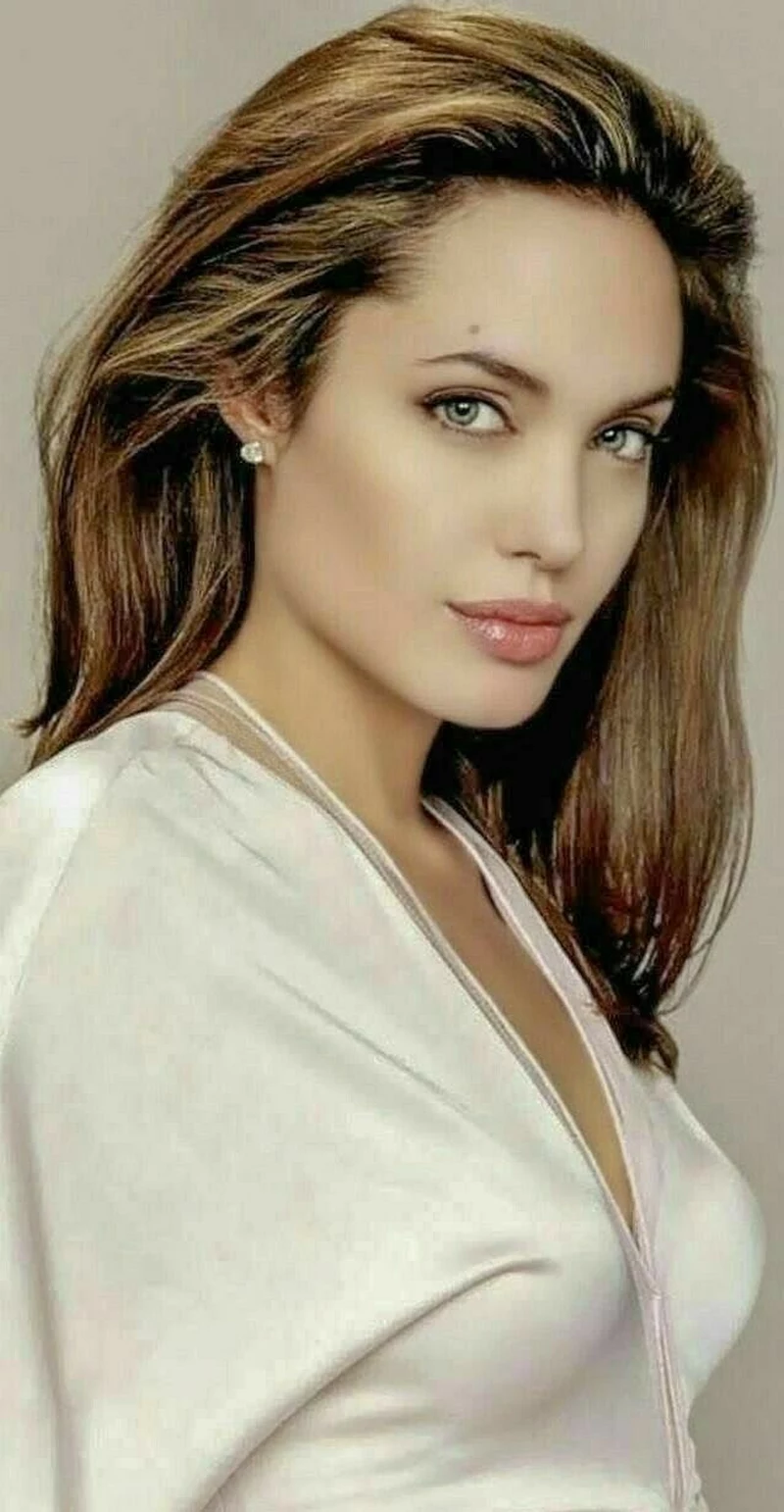 Ảnh Angelina Jolie Với Kiểu Tạo Dáng Sang Trọng Và Cuốn Hút Ảnh Angelina Jolie Với Kiểu Tạo Dáng Sang Trọng Và Cuốn Hút