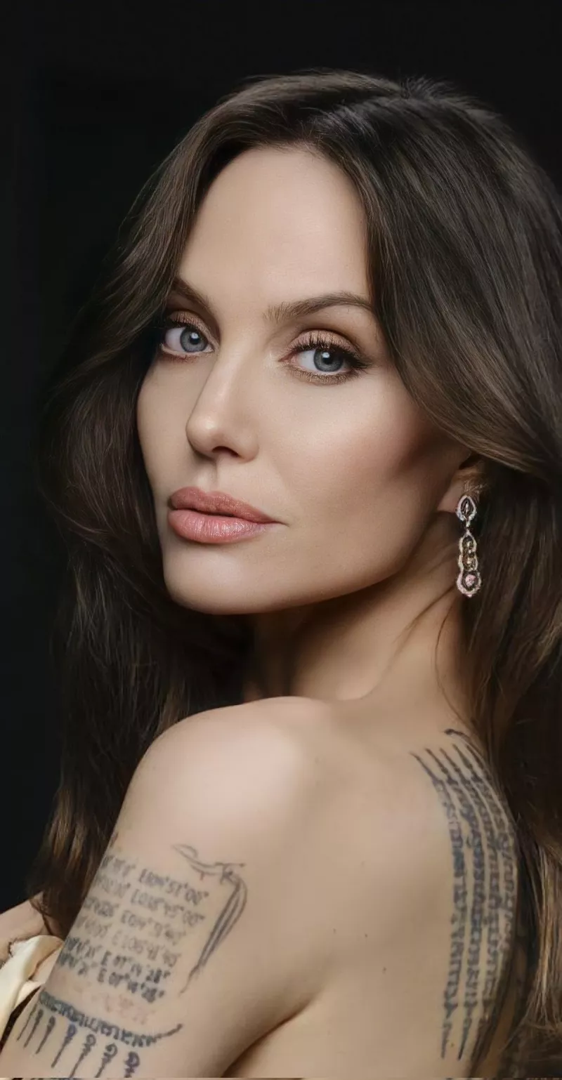 Ảnh Angelina Jolie Với Thần Thái Tự Tin Và Quyến Rũ Ảnh Angelina Jolie Với Thần Thái Tự Tin Và Quyến Rũ