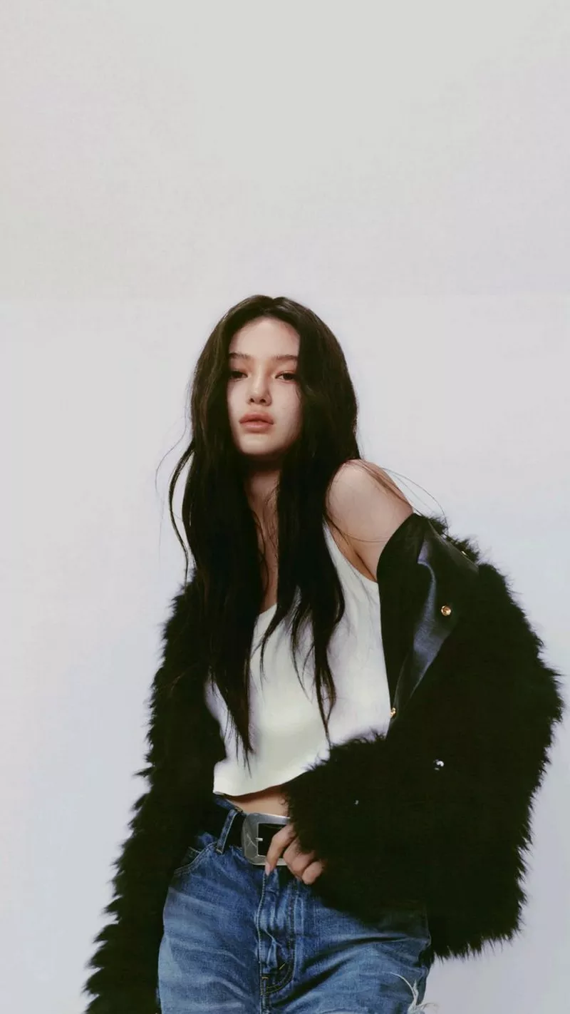 Ảnh Danielle (NewJeans) Trong Khoảnh Khắc Tạo Dáng Đầy Cuốn Hút