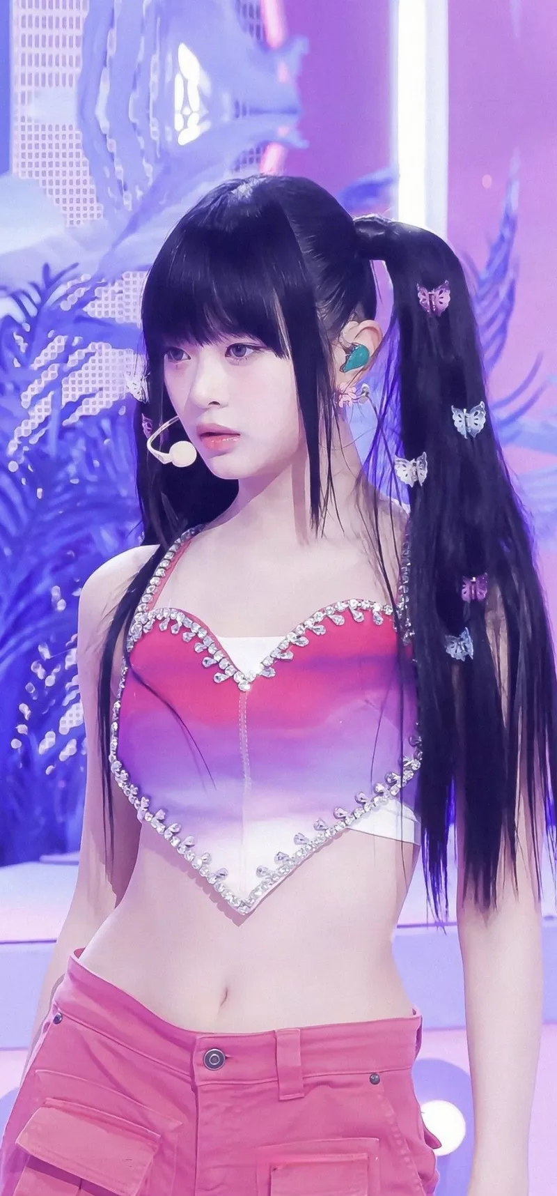 Ảnh Hanni Mang Phong Cách K pop Hiện Đại Và Năng Động Ảnh Hanni Mang Phong Cách K pop Hiện Đại Và Năng Động